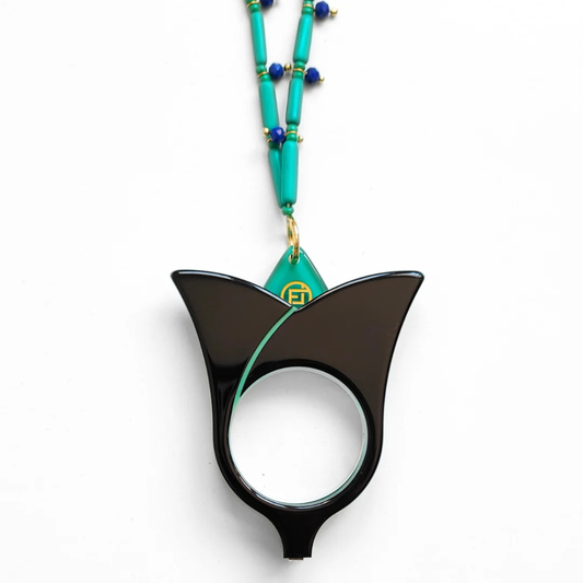 Green aquamarine Tulipán reading glasses with pearl necklace chain - Flippan'Look handcrafted acetate eyewear

