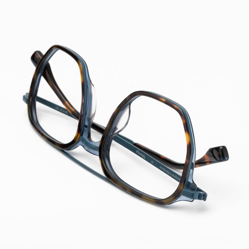 WOODYS Hesse 02 angular lines detail - distinctive geometric character with bold volumes
