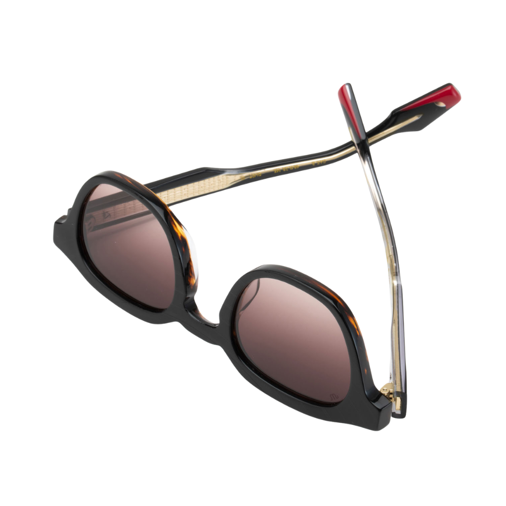 Woodys x Queen Dust C1 sunglasses – detail of authentic vinyl front and ZEISS solar lenses
