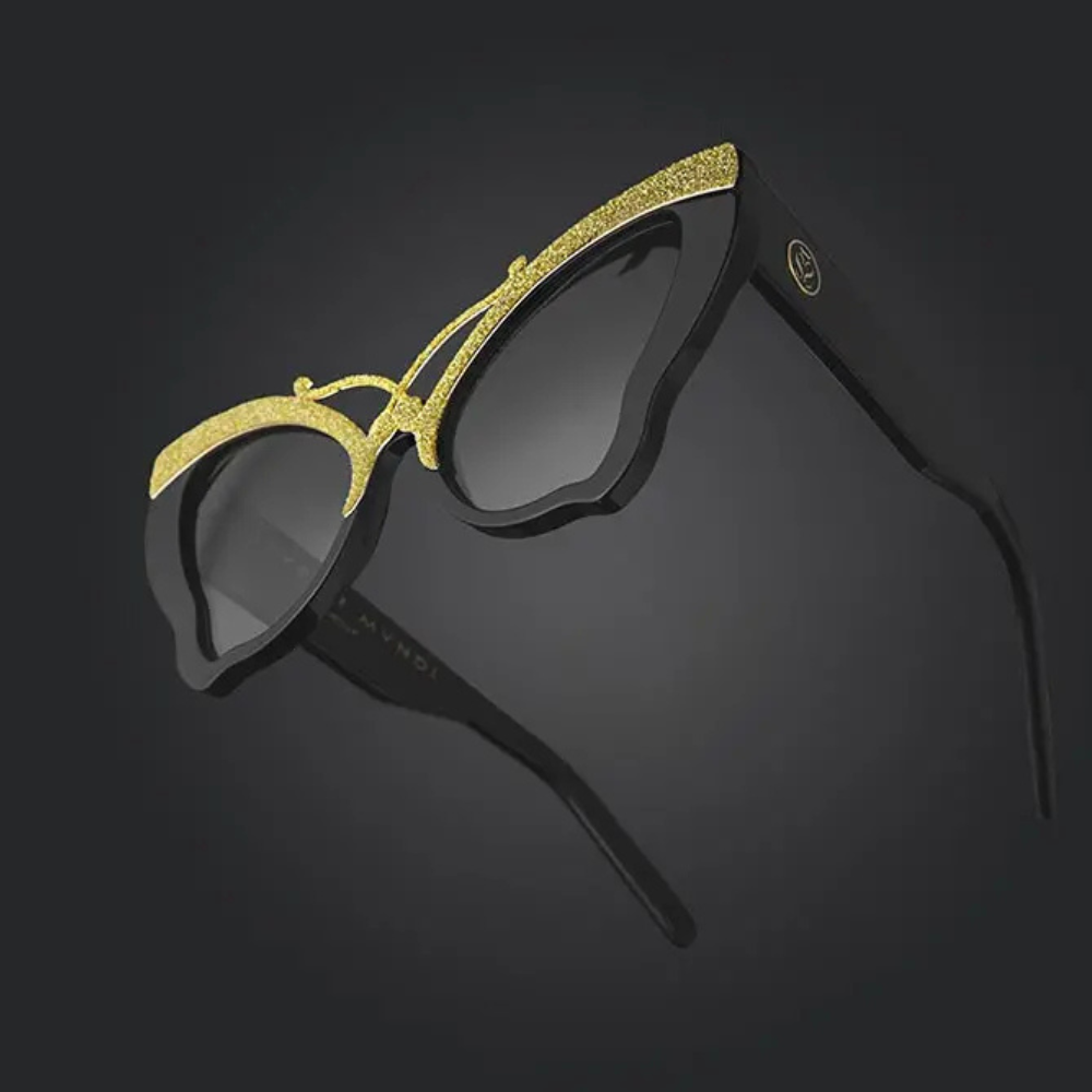 Stupor Mundi Lois side view – 24k gold plated seven-barrel hinges, M49 bio acetate temples, black enamel logo

